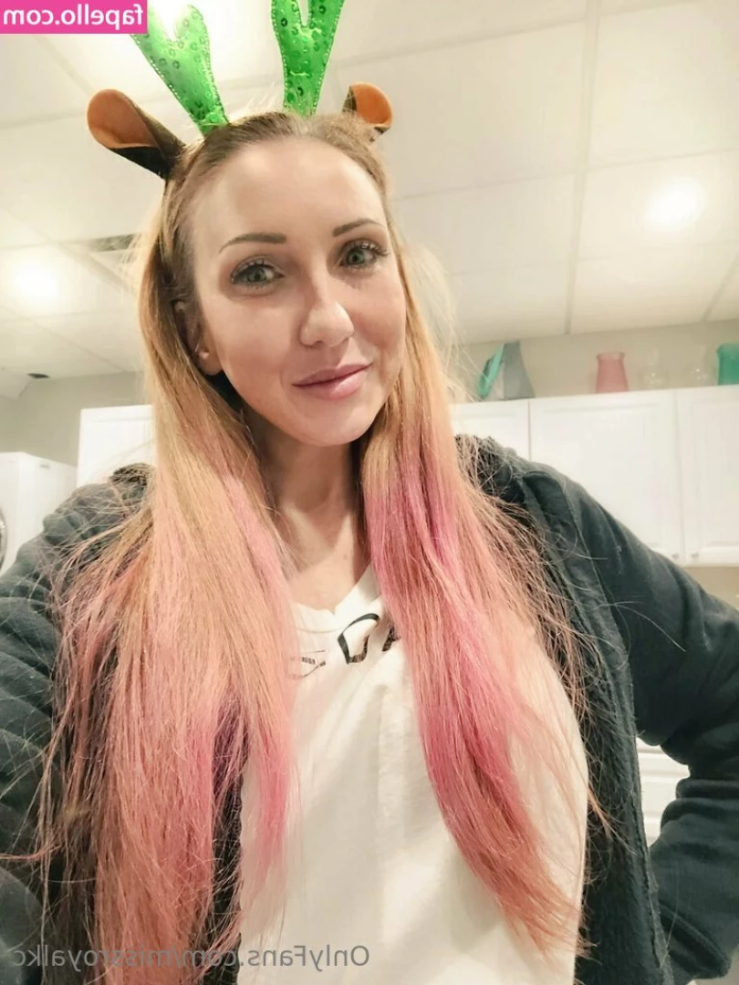missroyalkc - Hai mai immaginato di limonare con un personaggio televisivo    Io