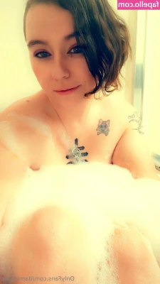 darnisha.e [ darnisha-e ] - Should I do a solo live tonight ? At midnight ?
