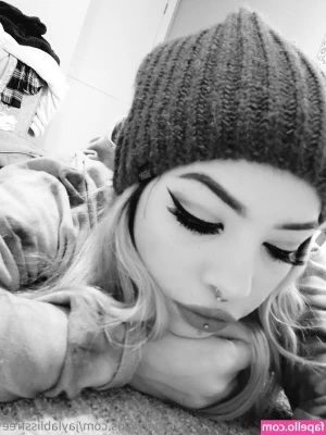 jaylablissfree - Hey baby can I interest you in my new sex tape  It s 10 minutes 42