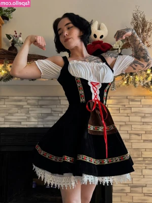 Amberthevalkyrie - She flips her hips in a disgusting manner.