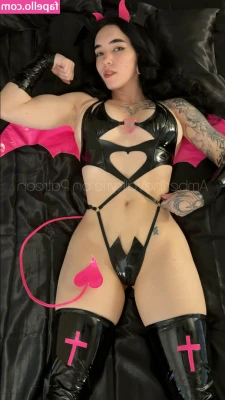 Amberthevalkyrie - Gotta love a pair of Ck’s. My weekends are becoming so boring