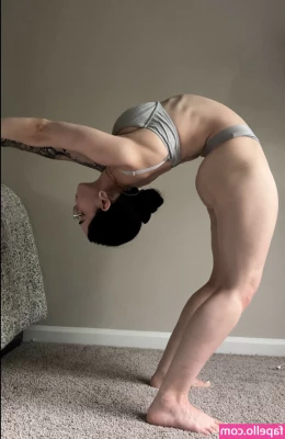 Amberthevalkyrie - Some morning stretches     Sun s out buns out