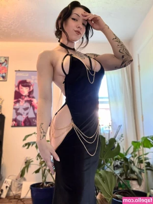 Amberthevalkyrie - I look good from this angle  just need a king to look up to
