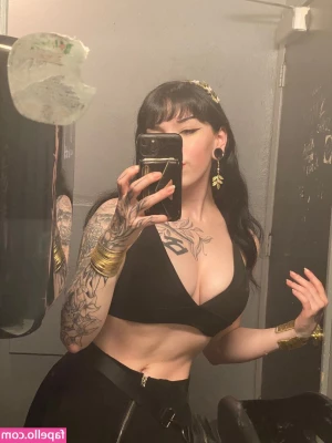 Amberthevalkyrie - Do you know what's on Mommy's mind right now, baby? Dm me 😉