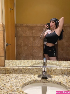 Amberthevalkyrie - I am soft and strong    I think my back and shoulders are so sexy  I