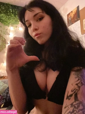 Amberthevalkyrie - 💗A quick answer! Choose which underwear looks better on me and