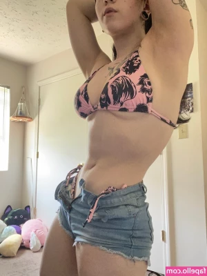 Amberthevalkyrie - Anybody want to see my new sexy tanning shoot