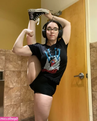 Amberthevalkyrie - its titty Tuesday! Swipe to see my shirt come off and me rubbing