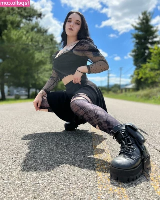 Amberthevalkyrie - Didn t know you couldn t post handing on onlyfans  which is fucking