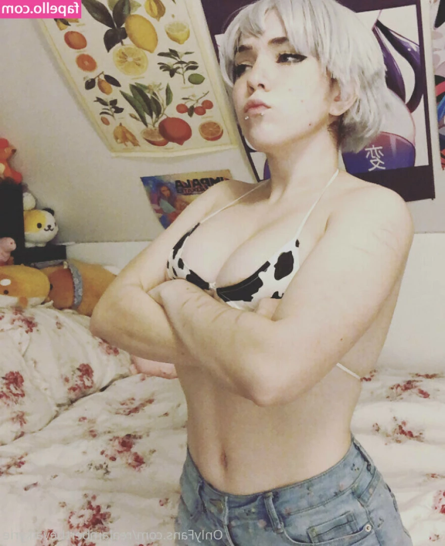 Amberthevalkyrie - Just wanted to share this pic of me before dinner🍸😘, sipping on