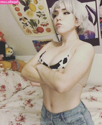 Amberthevalkyrie - Just wanted to share this pic of me before dinner🍸😘, sipping on