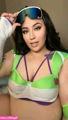 swaybaee - Lemme be the your gamer girlfriend. Ill sit onni while you play 😈