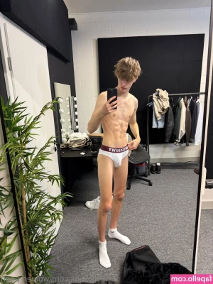 wolver_peen [ wolver-peen ] - 3 fotootjes van in de zetel  met mijn snoetje  mijn borstjes en mijn
