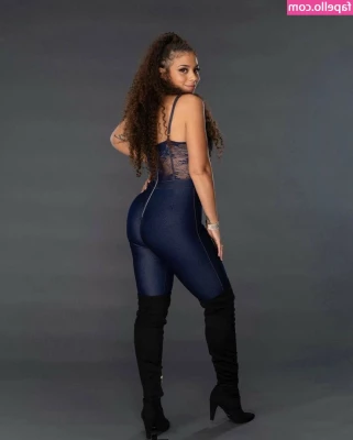 Samantha Irvin [ samantha-irvin ] - It’s sooo hot out 🥵