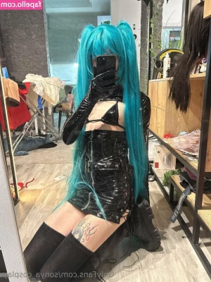 sonya_cosplay [ sonya-cosplay ] - Does anyone gets turned on by hairy legs    get a full video showing