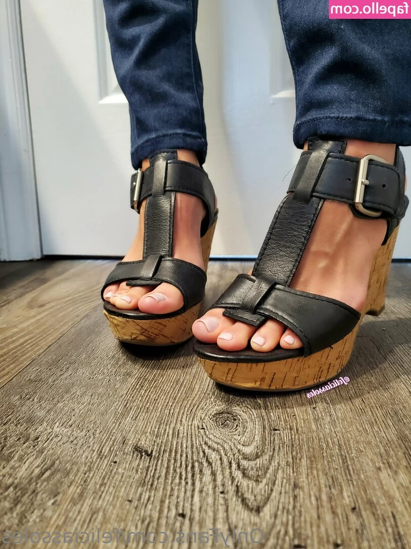 feliciassoles - So horny message me x