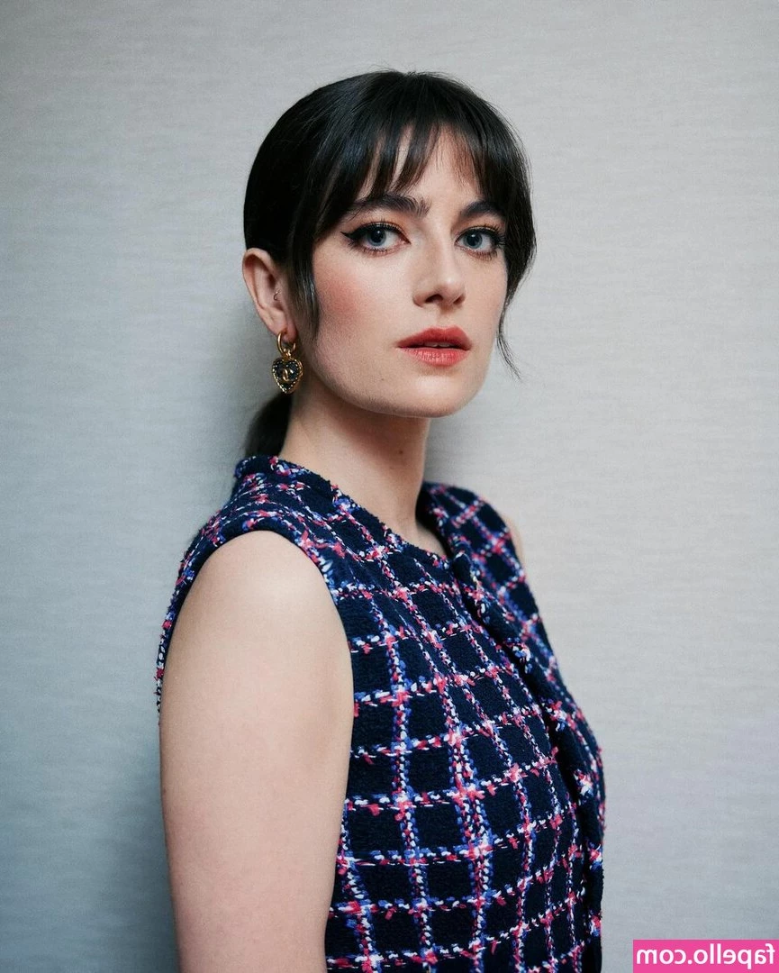 Millie Brady [ millie-brady ] - Little wiggle before gym time