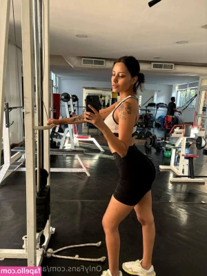 ariamoonxo - who loves compression shorts on me?