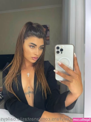 mia_maddison [ mia-maddison ] - HAPPY VALENTINES DAY! 💘 sending you lots of hugs and kisses 🥰
