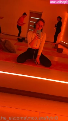 emotsia_art [ emotsia-art ] - My bestie  annaairhot enjoys her body and loves to play with all