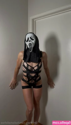 kalismallzfree - Bad hotel but the body makes up for it 😘
