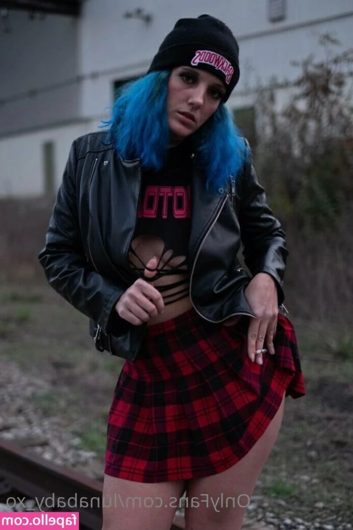moonbeam_xo719 [ moonbeam-xo719 ] - My pants look like a little bat that is hugging me