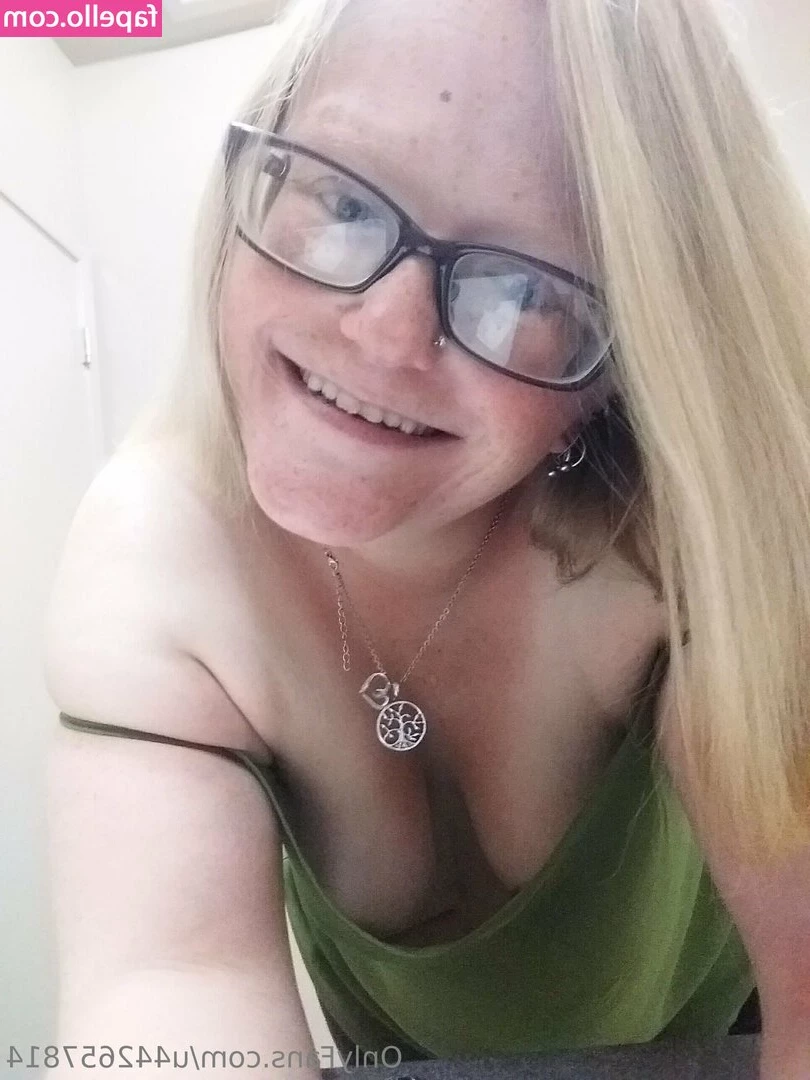 queengreeneyes420 - warm me up? 🧸
