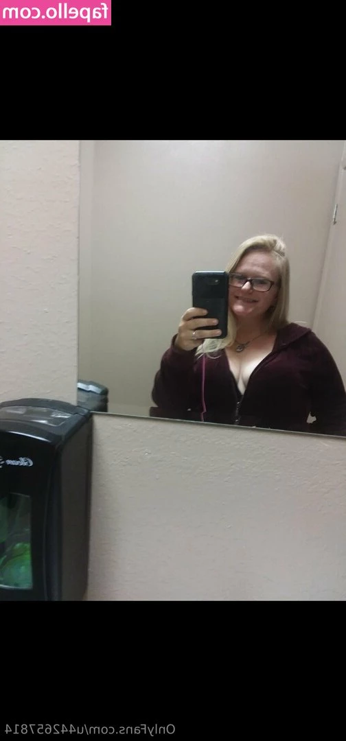 queengreeneyes420 - Comment saying how would you like my master to hit me and giving me