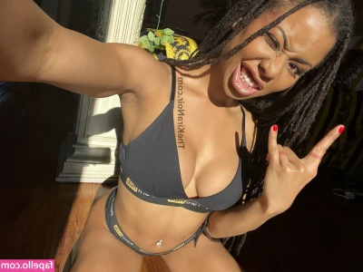 Kira Noir [ kira-noir ] - Kiss or slap? 😏