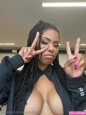 Kira Noir [ kira-noir ] - fuck my feet friday??