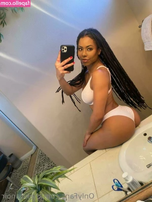 Kira Noir [ kira-noir ] - My “i just saw you look at my tits” face 😅😅
