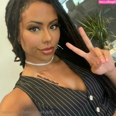 Kira Noir [ kira-noir ] - Little whore on her paddle board