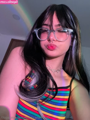 lunabiancagoth - Esta mujer enseña el rico   Quiere leche en las nalgas  La ayudas