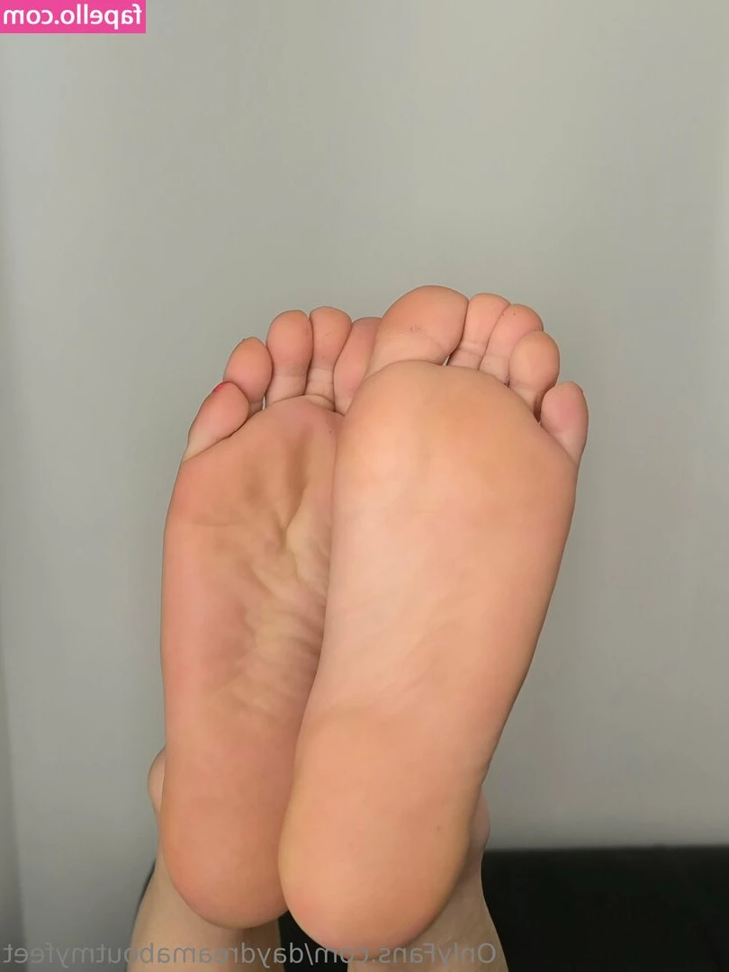 daydreamaboutmyfeet - Mmm somebody please open it with your teeth