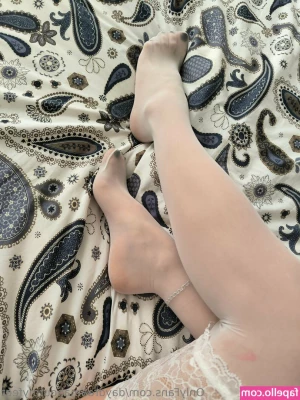 daydreamaboutmyfeet - It s tushy Tuesday and I wish I was on the beach with you instead of