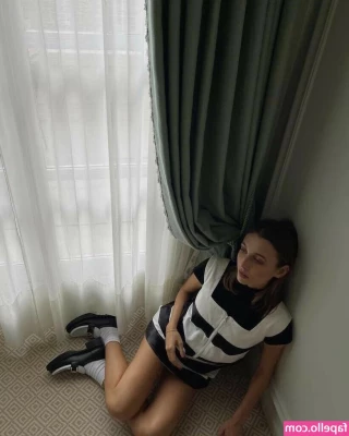 Emma Chamberlain [ emma-chamberlain ] - Rubbing on my