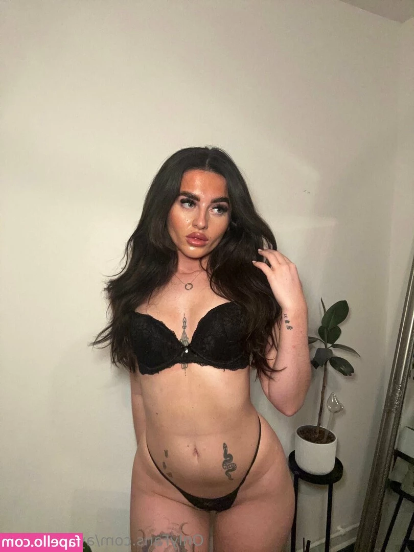 aylasummer - Sitting in my couch taking some photos while I give my slave some