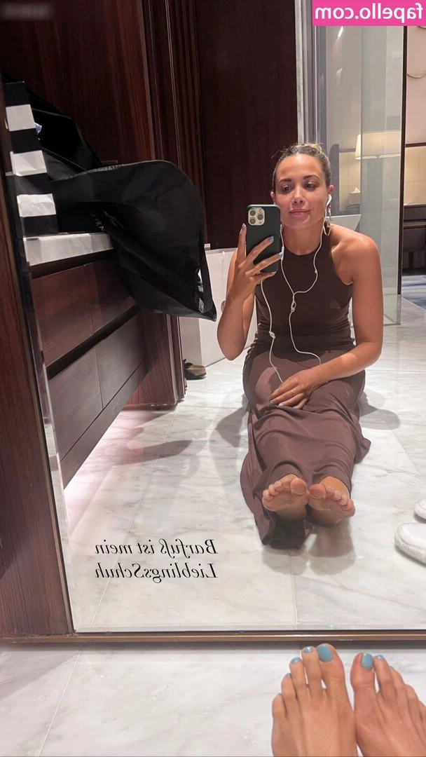 Mandy Capristo [ mandy-capristo ] - You on your way over? I’m waiting 😘