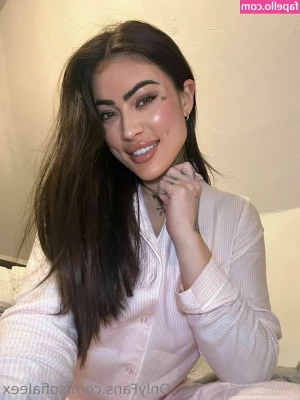 sofialeex - Assuming the position 😊🤚🏻