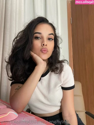 littlemisskimmy - You want to know what's under the robe, hmm?😈😈🥵