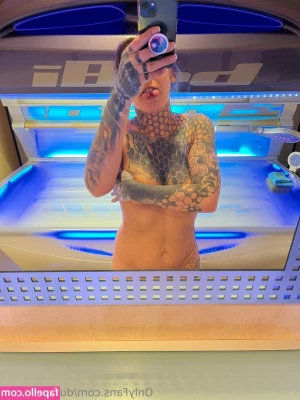 dutch_ttoogrl [ dutch-ttoogrl ] - It s a Monday morning  I just got out of the shower  would you like