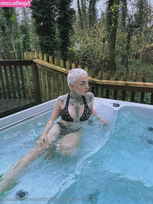 ohshannonsucks - needs a foot massage