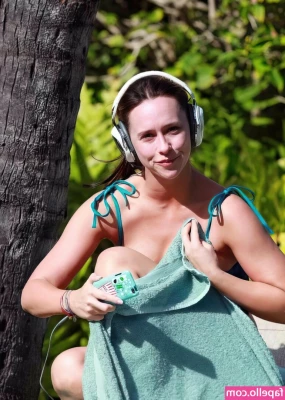 Jennifer Love Hewitt [ jennifer-love-hewitt ] - Should I post more pew pew stuff