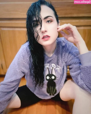 Amy Roberts [ amy-roberts ] - It s hard not to be all smiles when you have a hot naked girl on your
