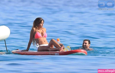 Antonella Roccuzzo [ antonella-roccuzzo ] - Open up for my feet loser