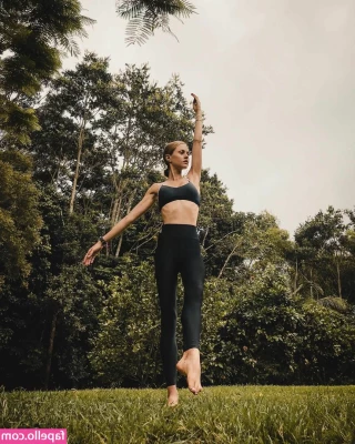 Isabelle Cornish [ isabelle-cornish ] - Whos gonna clean it up