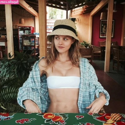 Isabelle Cornish [ isabelle-cornish ] - Do u like my little wiggle master