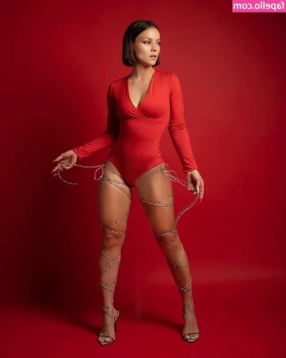 Nanette Nicole [ nanette-nicole ] - I'm here alone super horny on this comfortable sofa 🥵 Will u cum