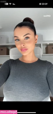 Lisa Del Piero [ lisa-del-piero ] - Looking hangry 😛 Waiting on some food at the Chaturbate