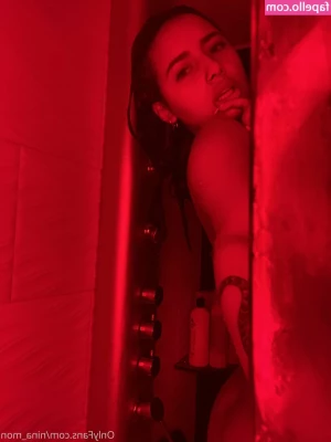 Nina_Mon [ nina-mon ] - Taking a bath cleaning my feet